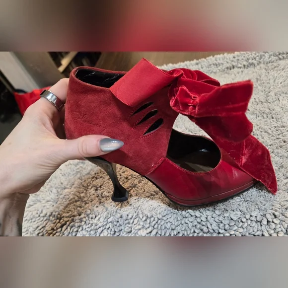 John Fluevog Red Velvet Bow Heels - Picture 12 of 12
